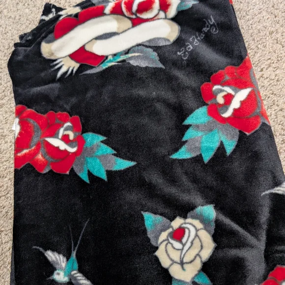 Ed Hardy Black Plush Throw - Picture 4 of 7